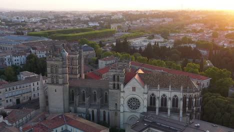 Kathedrale-Von-Montpellier-Mit-Wunderschönem-Sonnenuntergang-Aus-Der-Luft-In-Frankreich